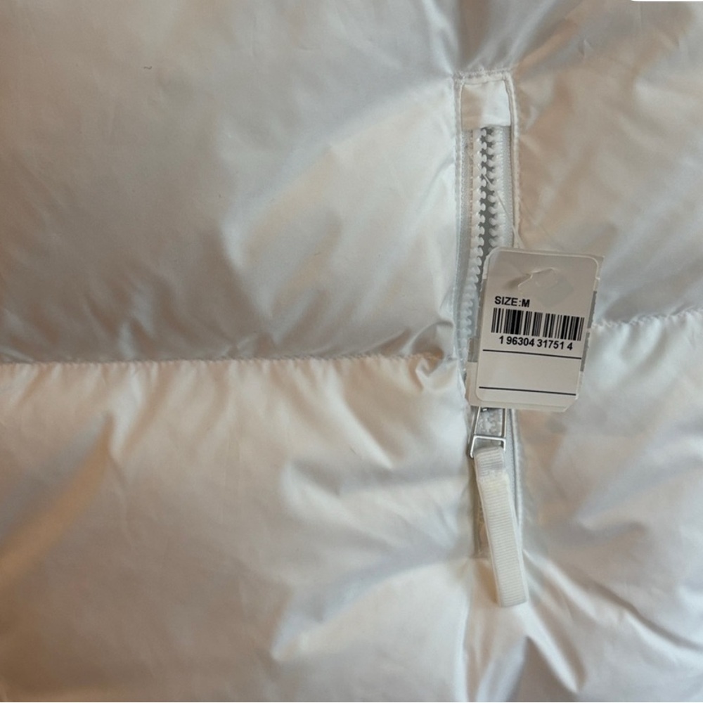 NWT Vuori Women’s White Hillside Puffer Vest size Medium - sold out! New is $198 - Picture 7 of 9